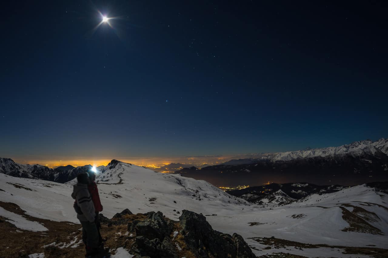 Un bel cielo notturno visto dalle Alpi