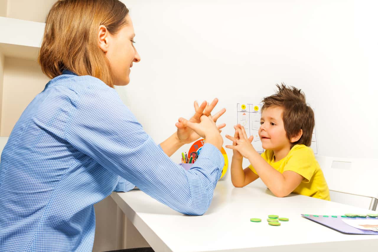 Esercizi di un bambino affetto da autismo con la terapeuta