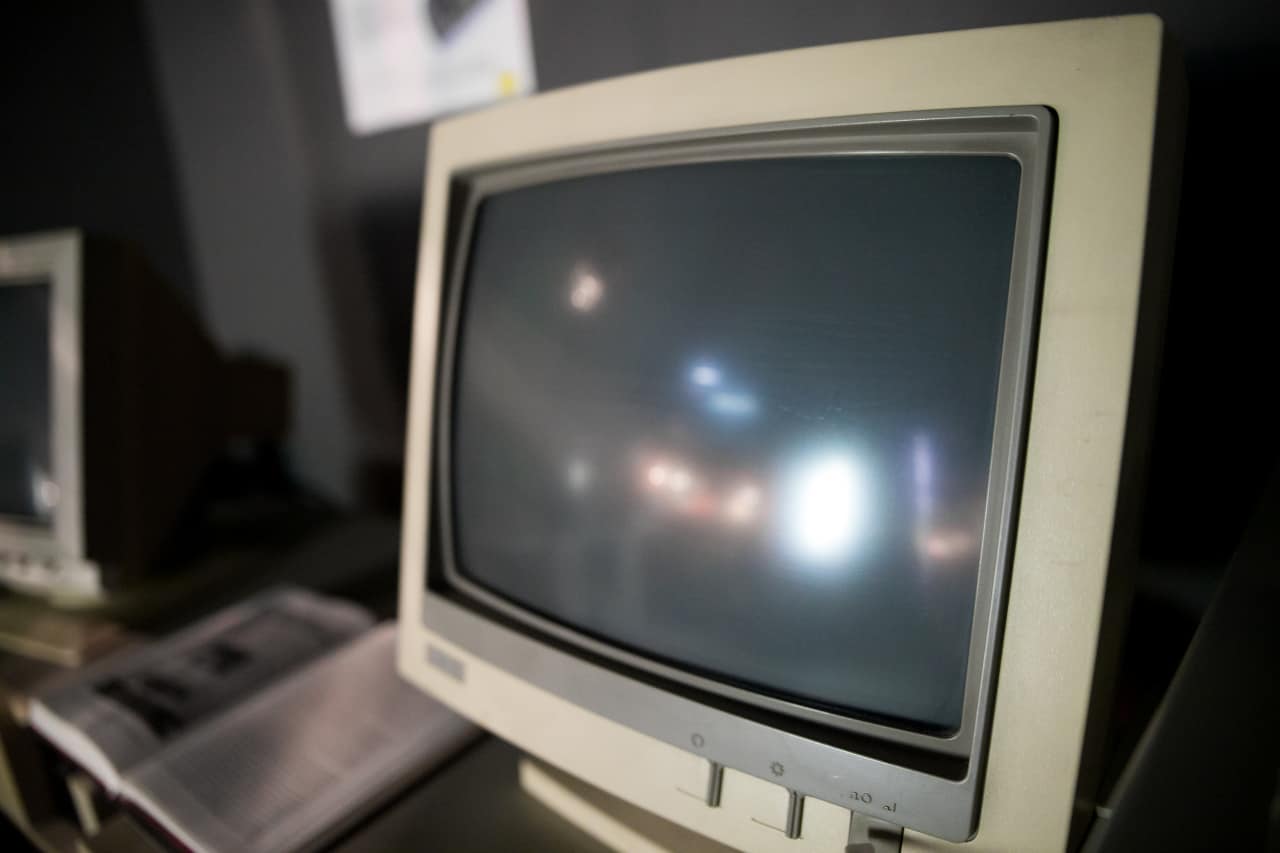 Schermo di un PC ormai molto obsoleto, ma i primi prototipi di computer risalgono molto più addietro nel tempo