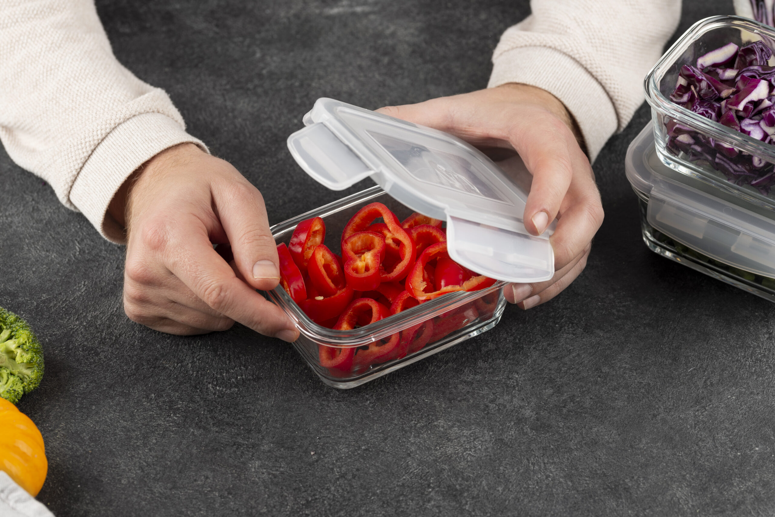 Ho conservato cibo a base di pomodoro in un contenitore di plastica, è rovinato?