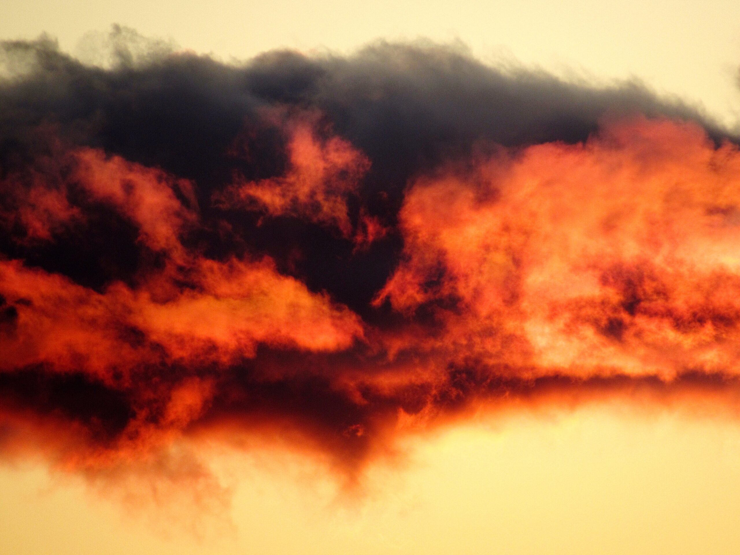 Fumo di centinaia di incendi oscura i cieli su Canada e Stati Uniti