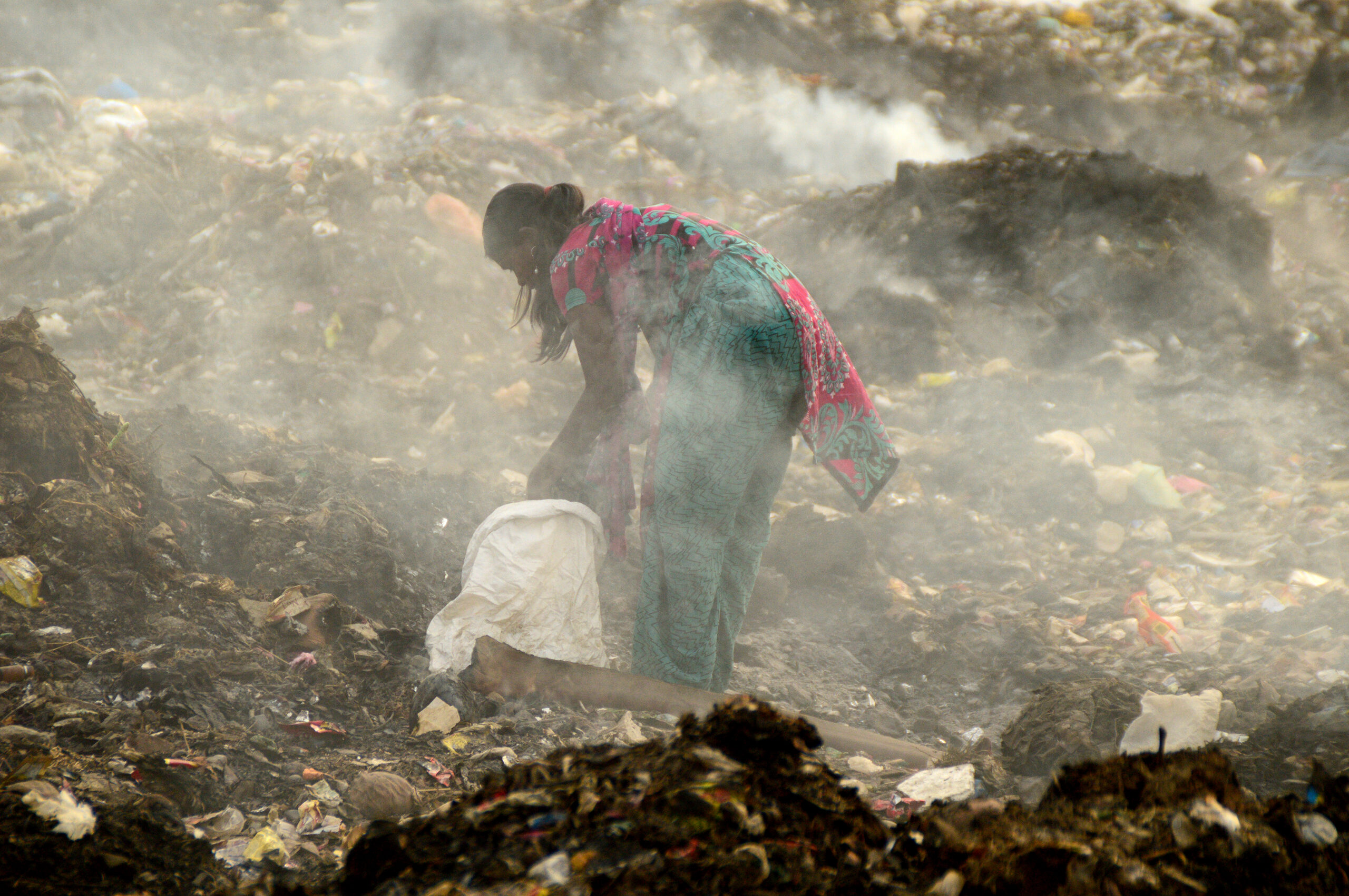 Il cambiamento climatico colpisce gli artigiani in India: il caldo estremo rende l’inquinamento più pericoloso