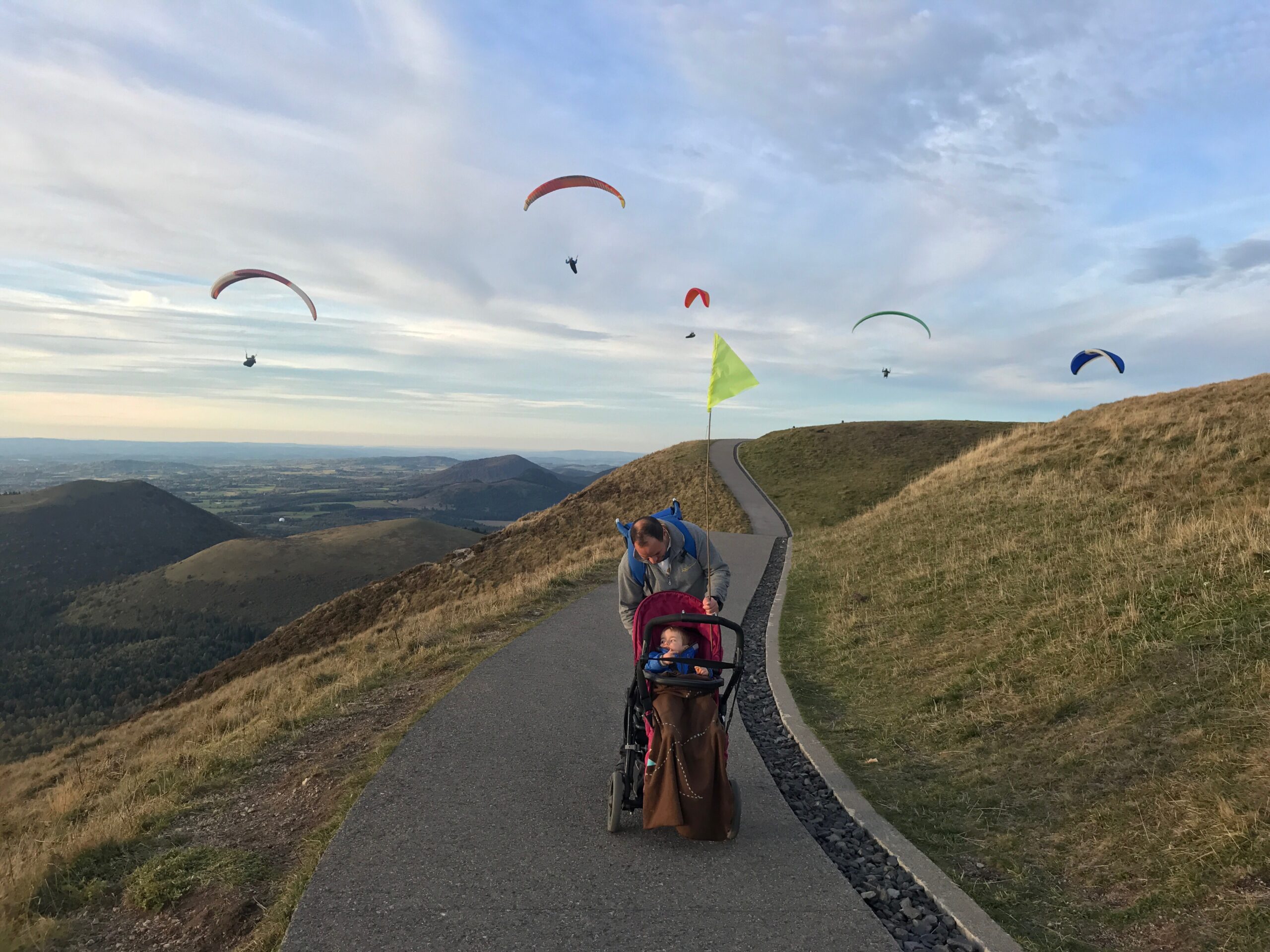 Moto con parapendio sorvola le Alpi. Impresa mondiale di Red Bull