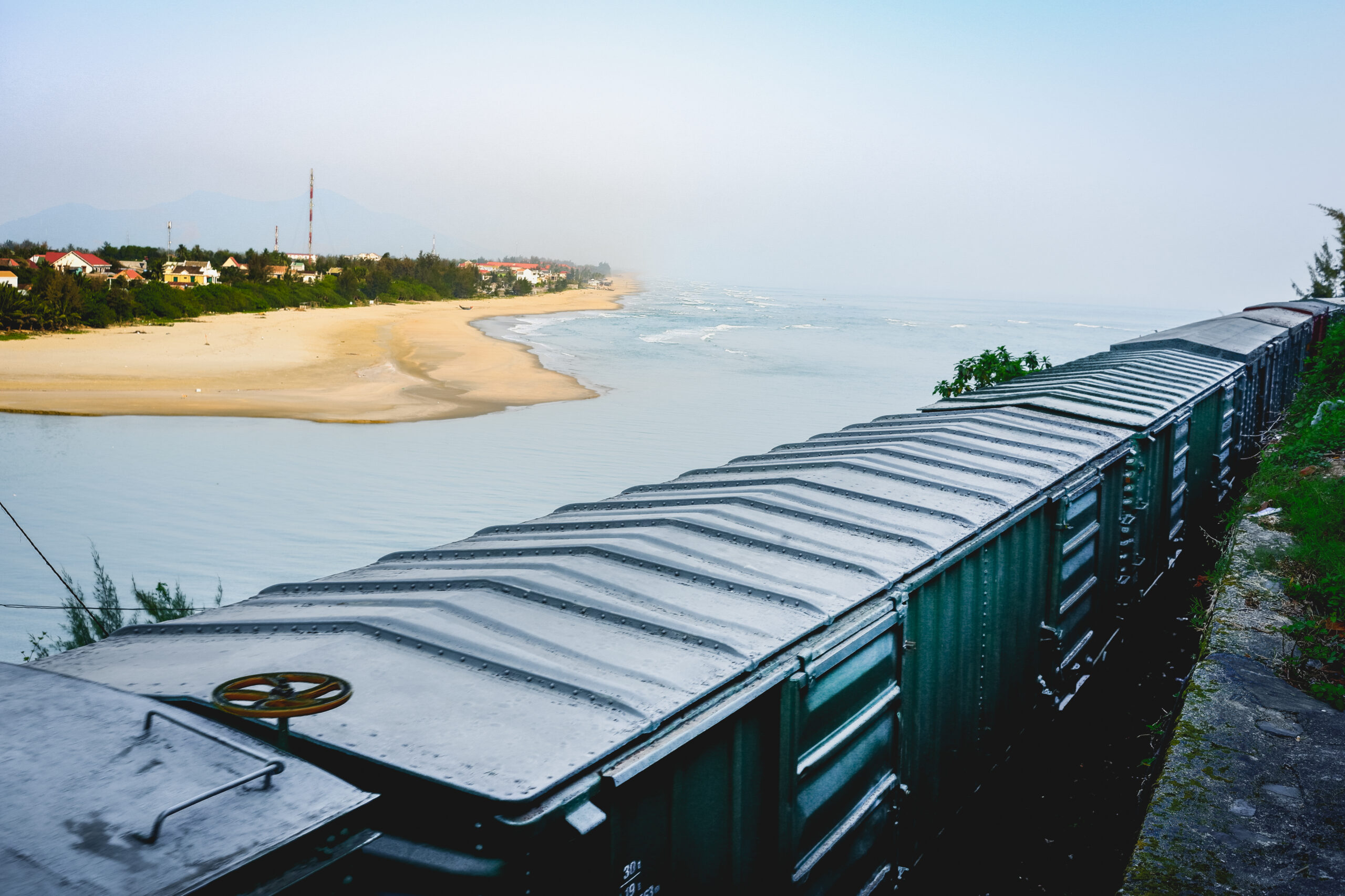 Due vagoni ferroviari scaricati al largo della costa atlantica USA. La vita marina prospera