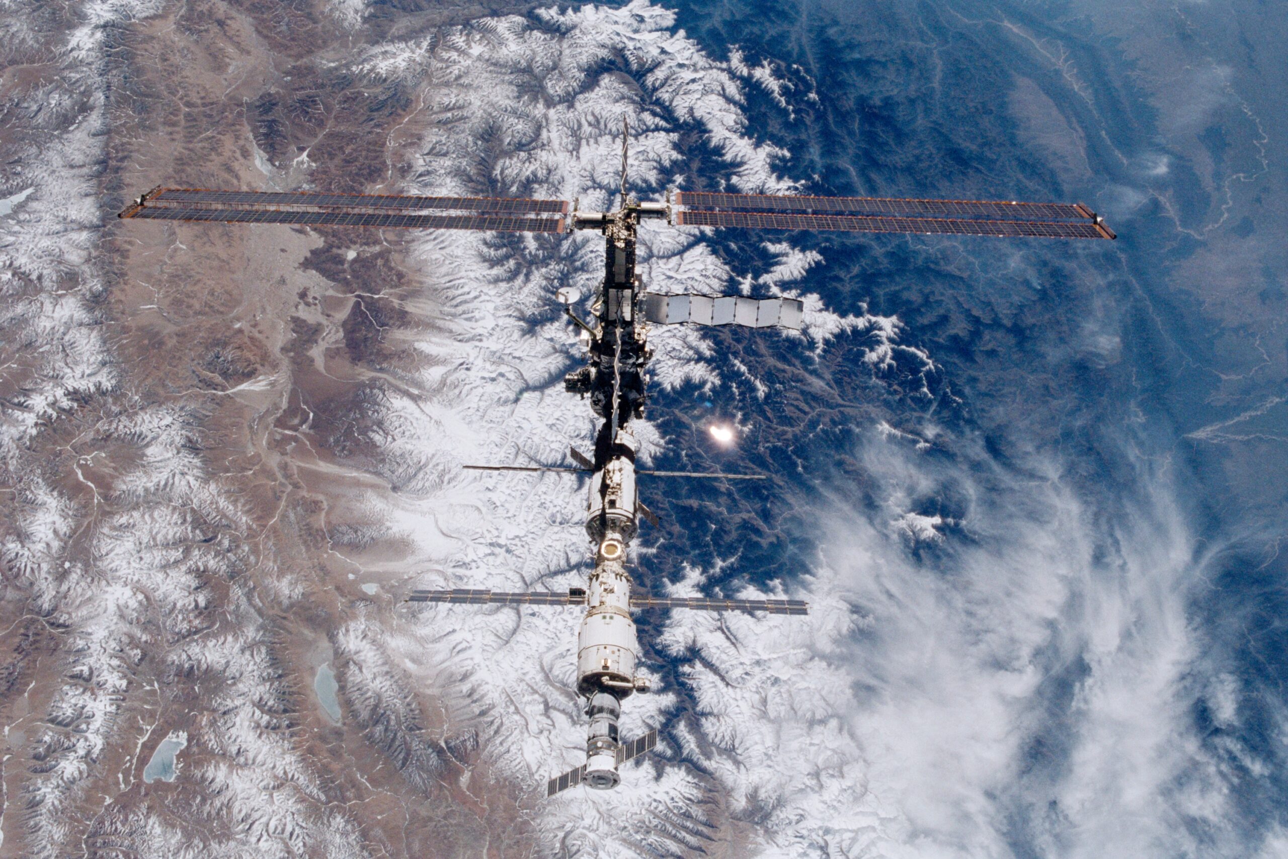 Aereo cattura foto di satellite ad alta velocità. Rientro nell’atmosfera terrestre