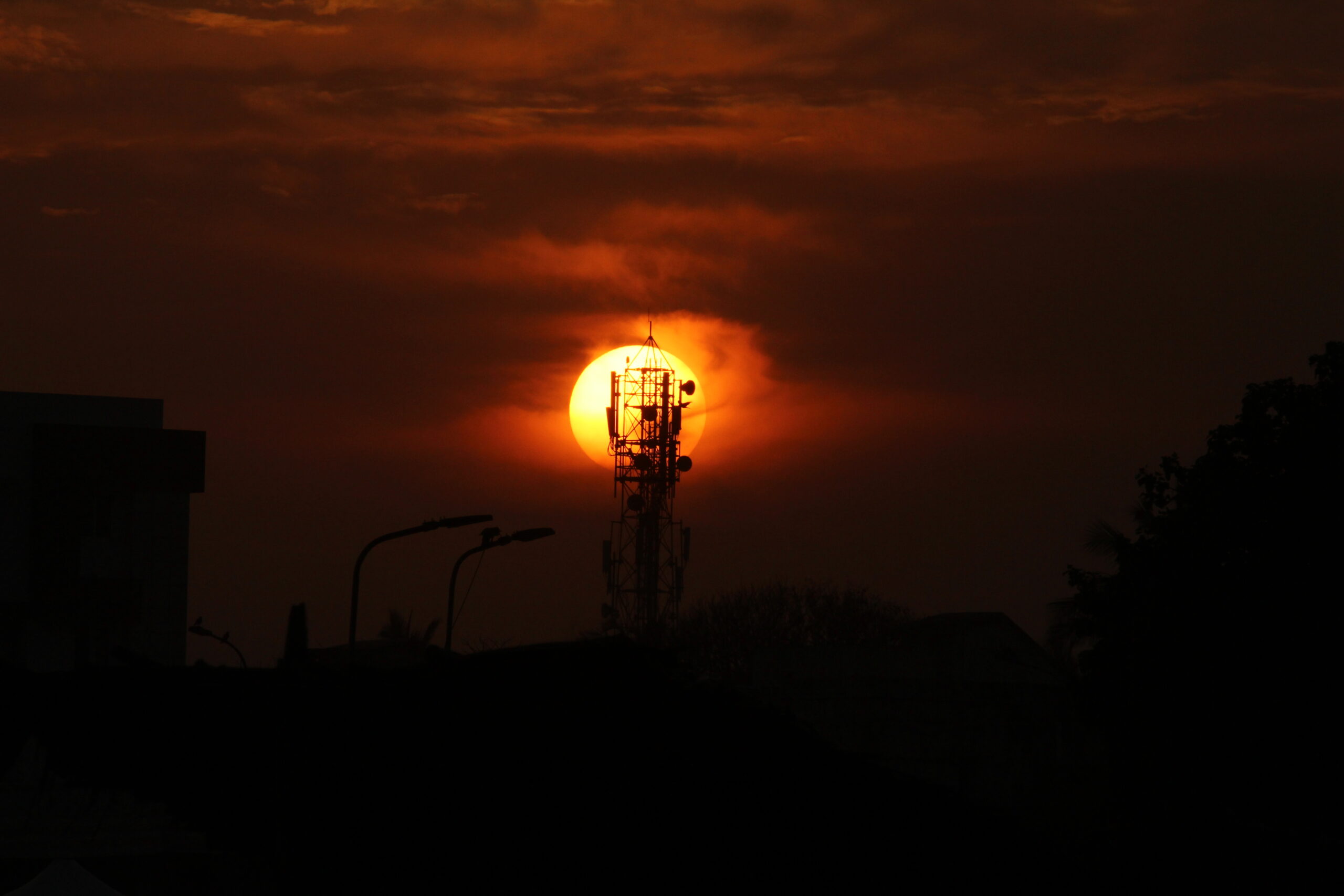 Radio blackout e aurora previsti oggi a causa dell'eruzione della macchia solare AR3842