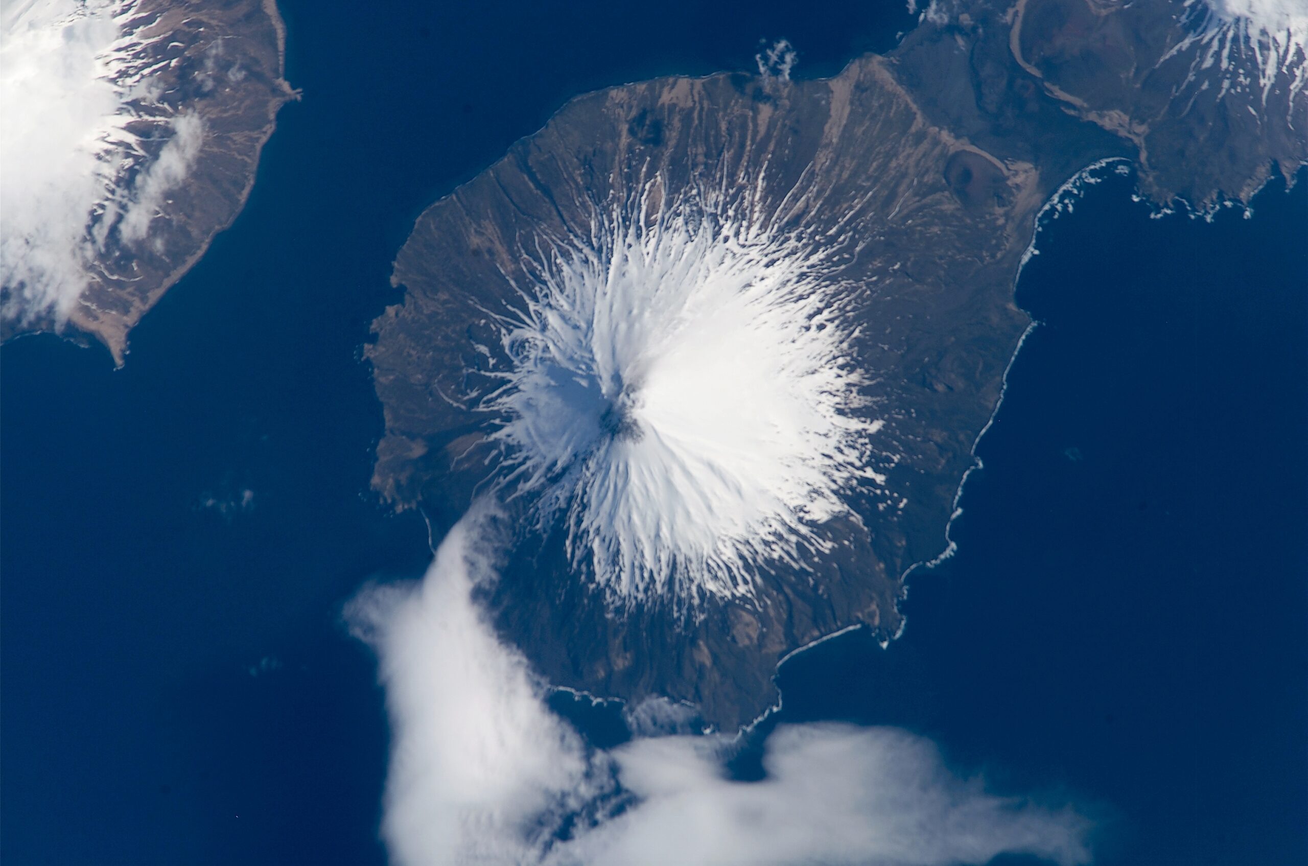 Foto spaziale sorprendente svela i segreti vulcanici dell'isola di Onekotan