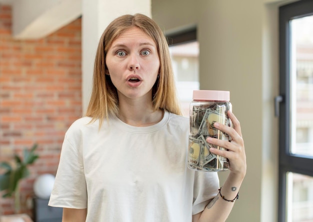 Perché le persone mettono una tazza di ghiaccio con una moneta sopra nel freezer?