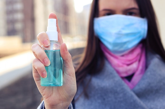 Spray nasale promettente contro COVID-19, influenza e raffreddore. Nuova scoperta efficace