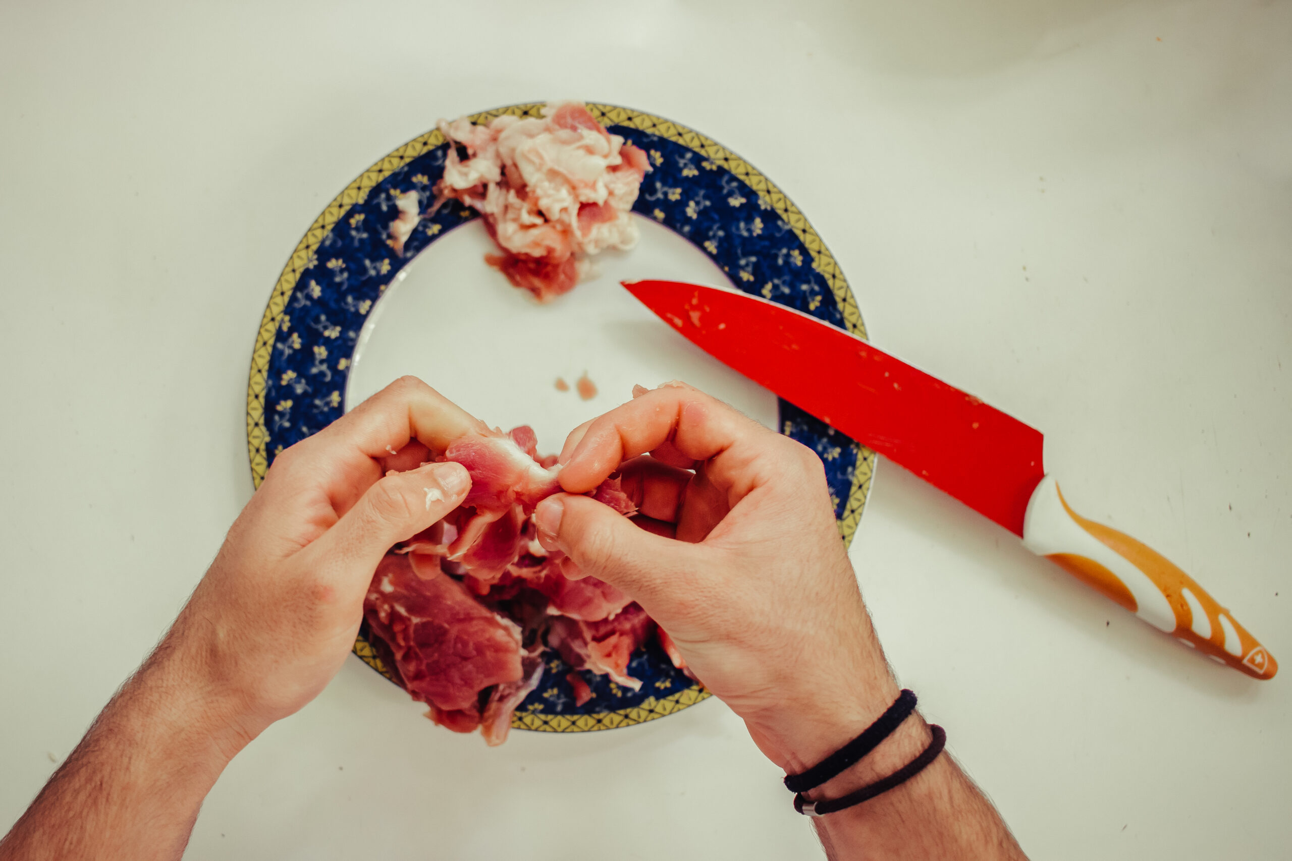 Perché possiamo mangiare bistecca al sangue ma non pollo poco cotto?