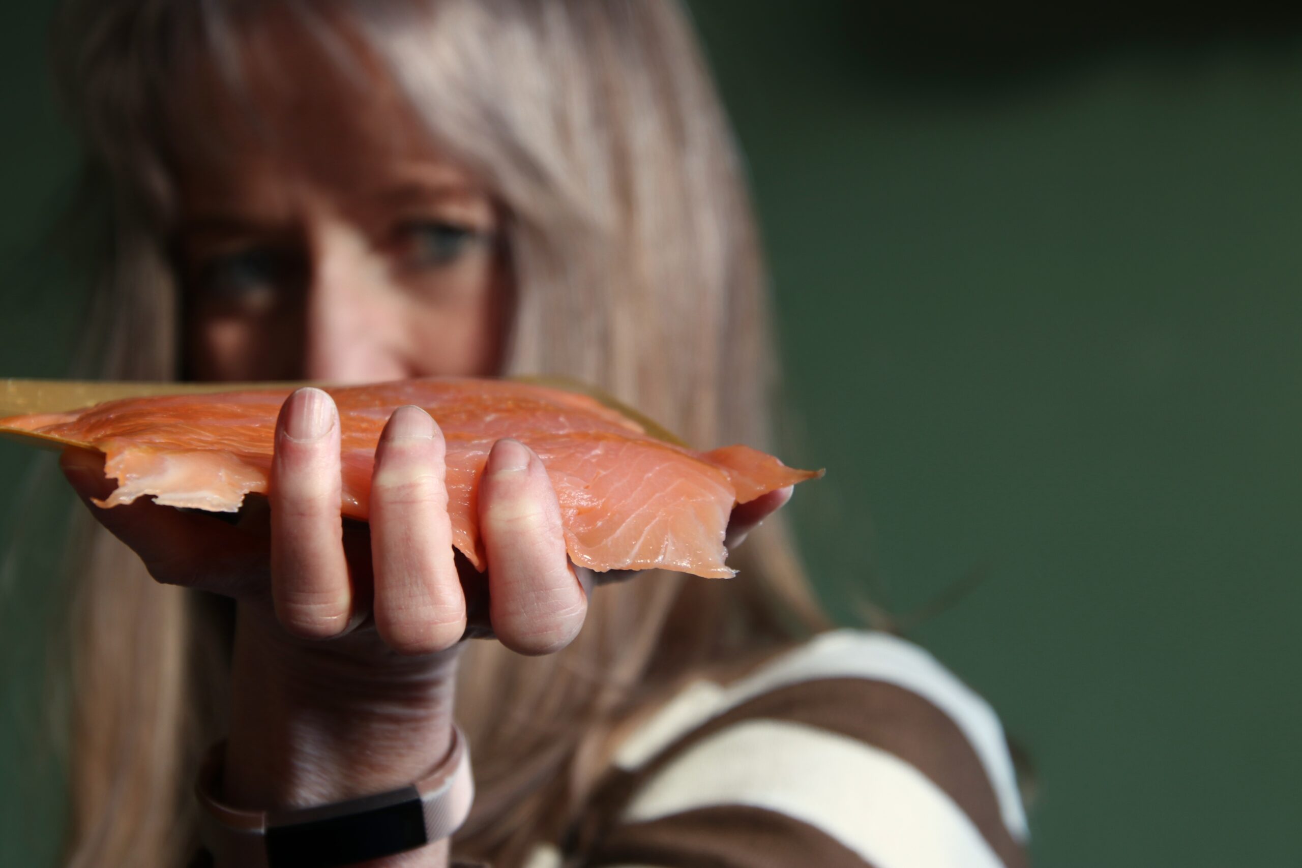 Stai davvero mangiando salmone selvaggio? Scienziati rivelano diffusa etichettatura errata