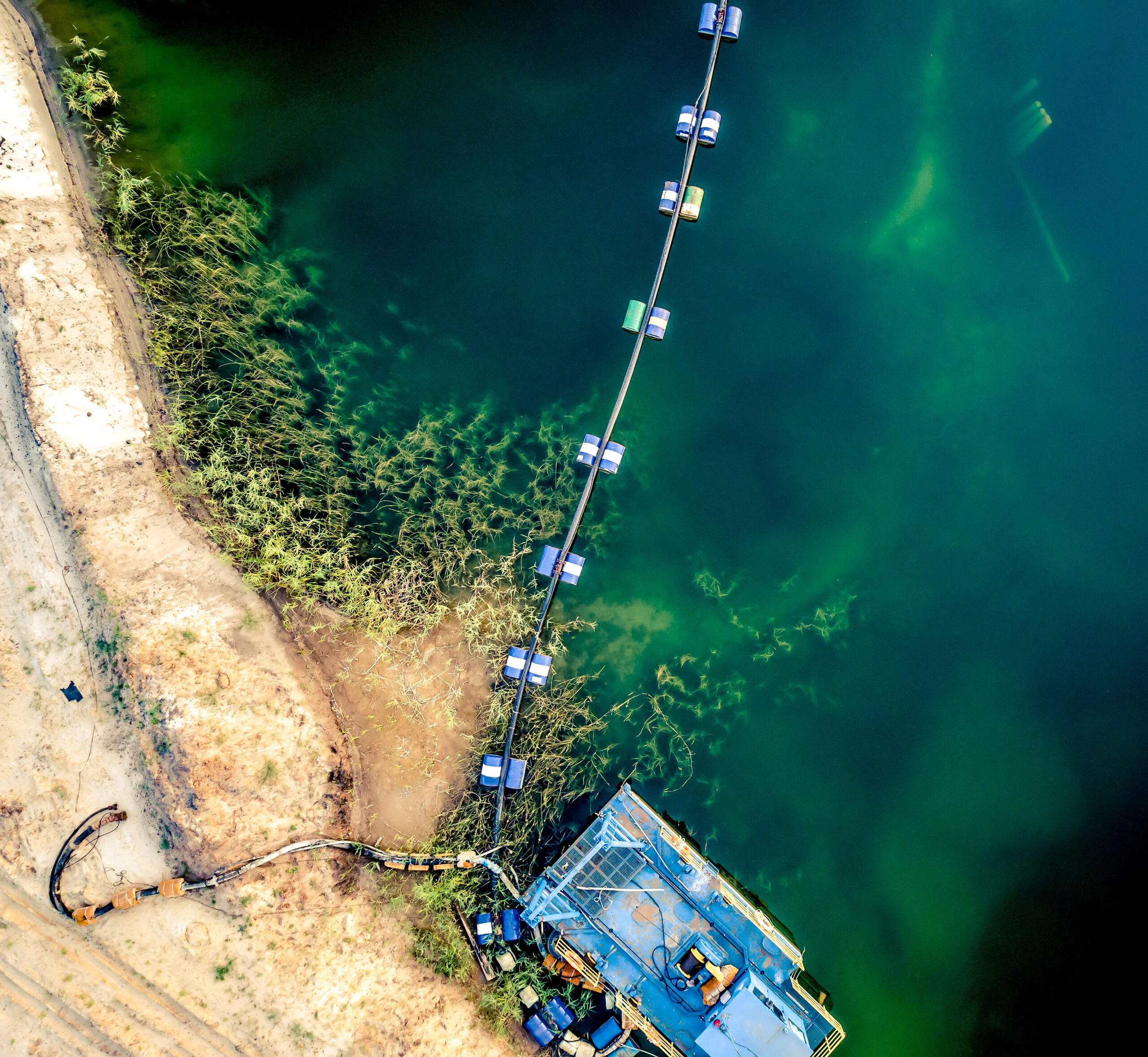 Nuova tecnologia satellitare monitora plastica sulle spiagge. Supporto remoto per le operazioni di pulizia