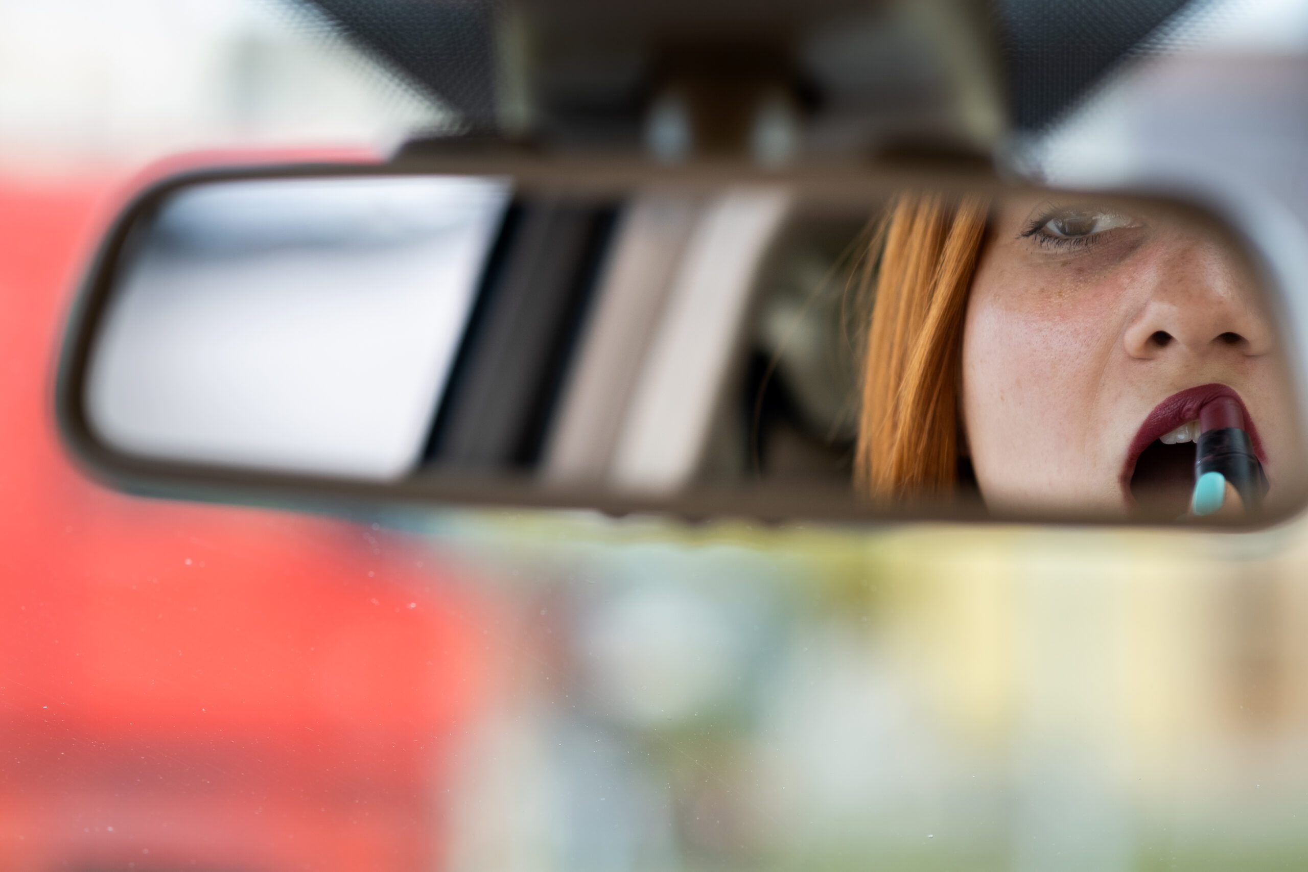 Perché gli oggetti nello specchietto laterale dell’auto sembrano più lontani di quanto siano