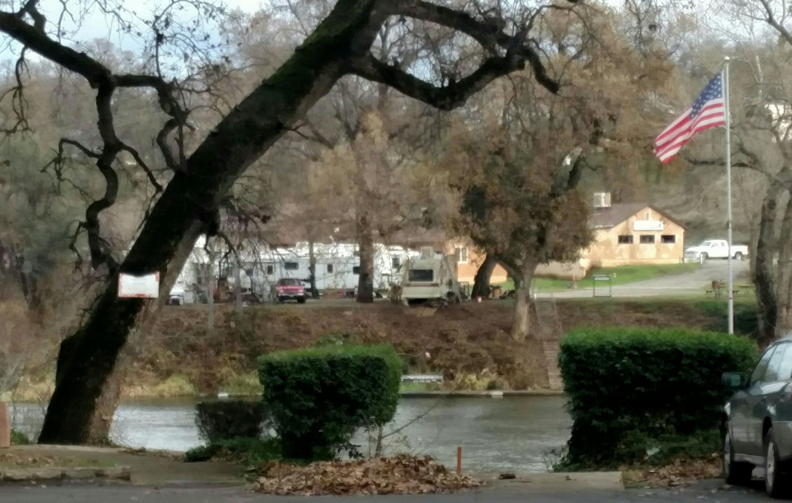 Strade allagate creano disagi ai residenti nel nordest di Houston