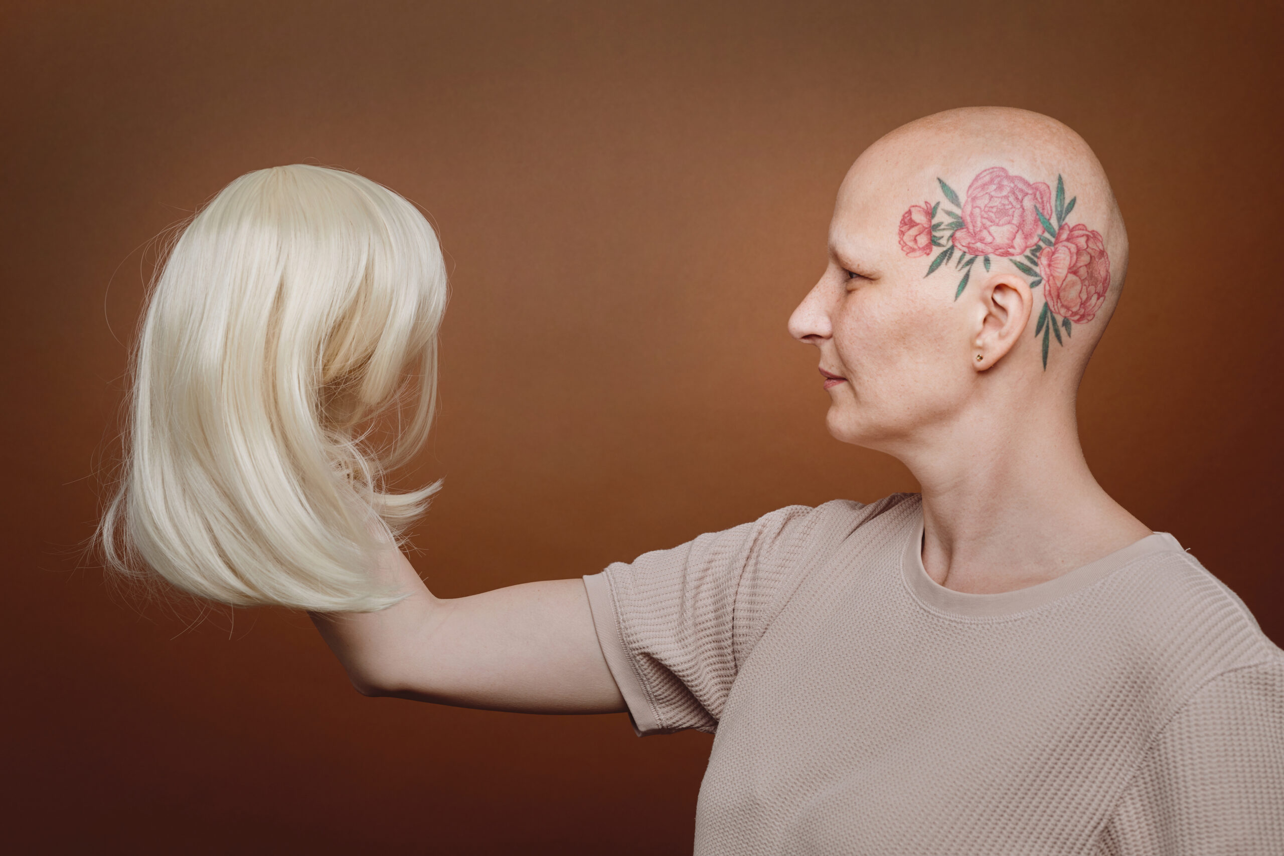 Nuovi e-tatuaggi rilevano attività cerebrale attraverso il cranio. Funzionano anche con i capelli